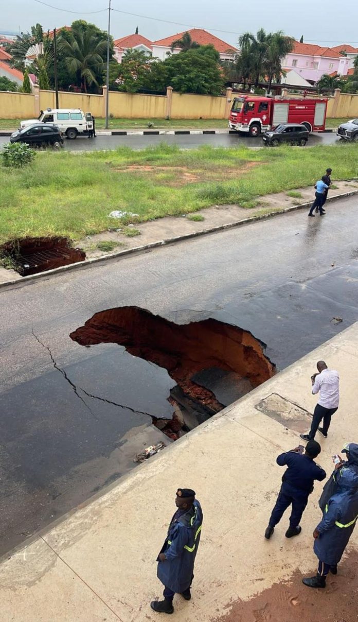 Fortes chuvas causam transtornos em vários pontos de Luanda